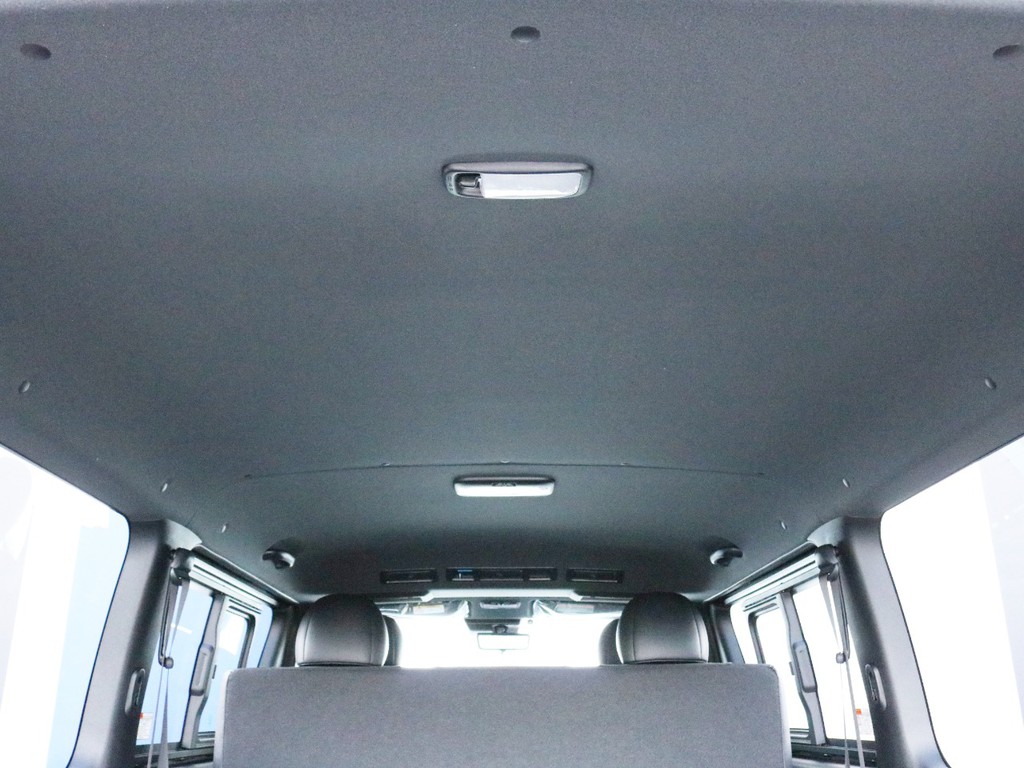 ダークプライムⅡ特別仕様なのでダークルーフ＆ブラックピラーになっています。車内に高級感が漂っています。