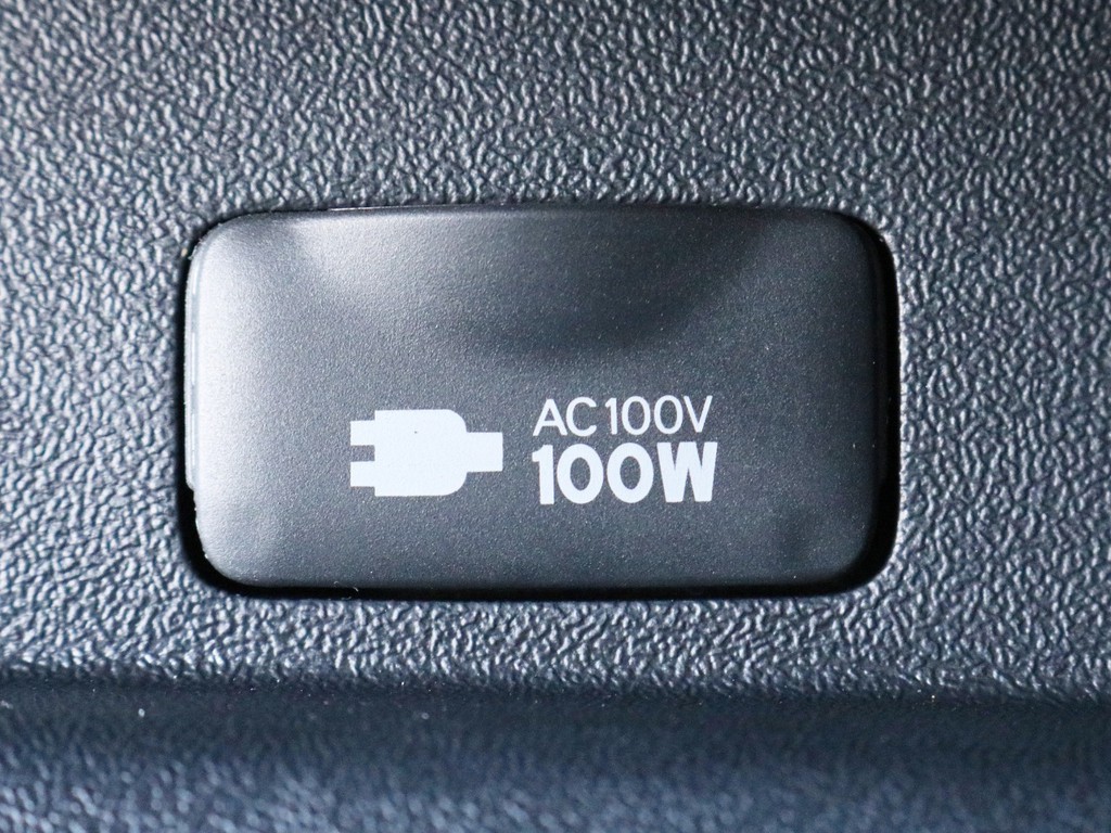 あると便利なAC100V電源も設置されています。携帯電話等のモバイル端末の充電にご活用頂けます。