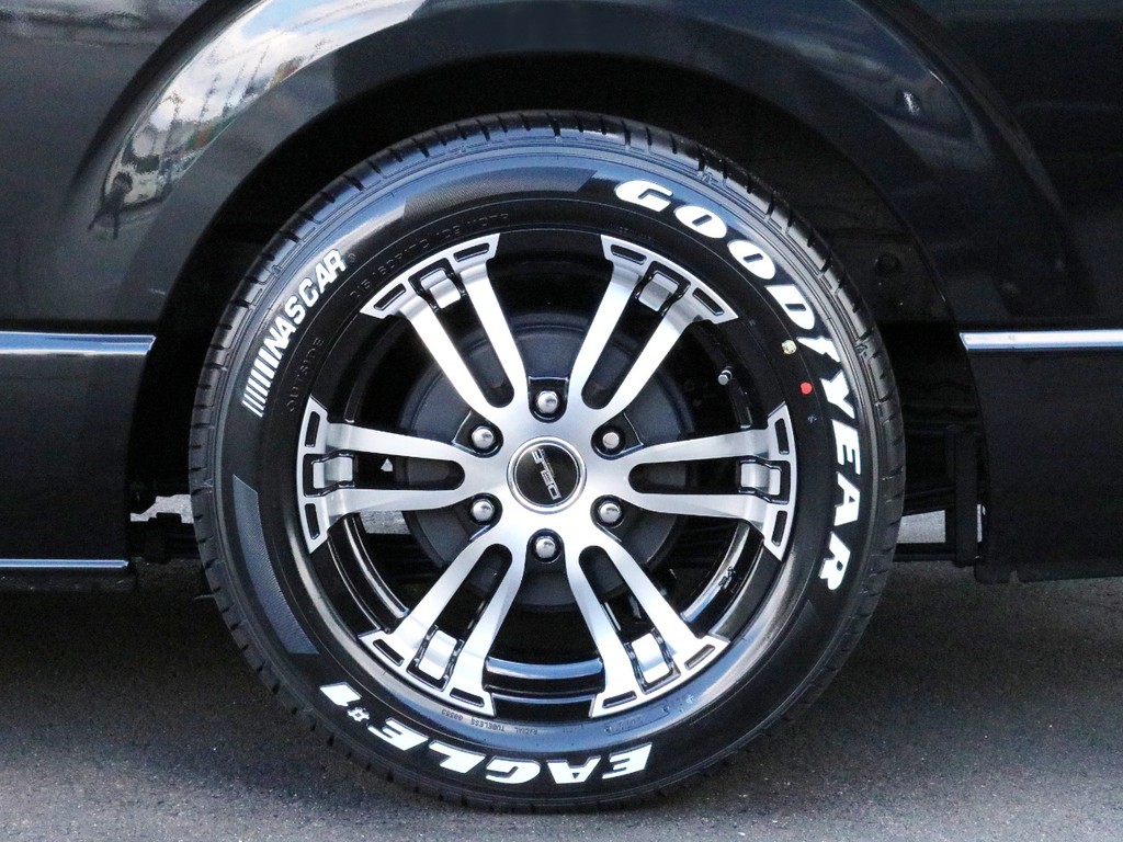 FLEX　Delf02 17インチAWを装着済み！　タイヤはナスカーホワイトレタータイヤを合わせました。