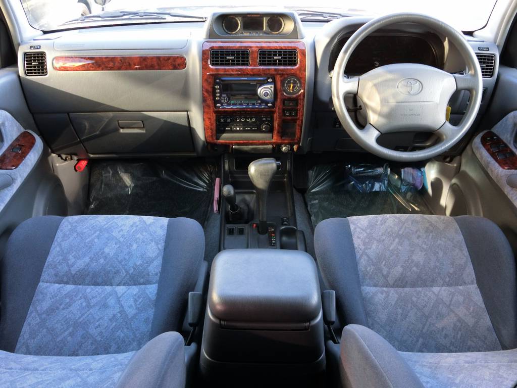 グレーカラーを基調とした、落ち着いたインテリア！ＬＴＤグレードは木目インパネ付きで、高級感も演出！