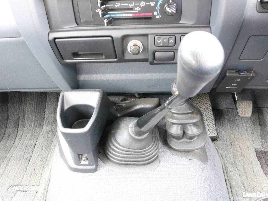 シフトノブがこんなにも長い車はなかなか無いですね。