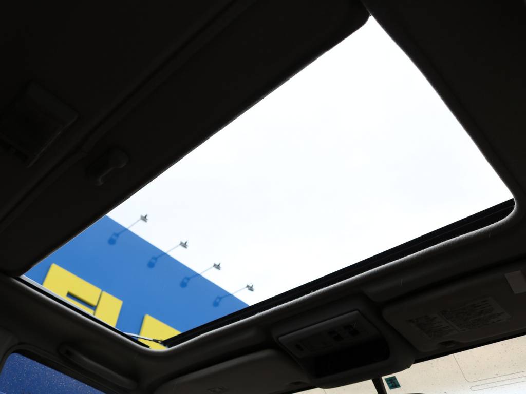 高級車の証！！サンルーフも装備です！！最終型ですので雨漏れの心配は最小限です！！