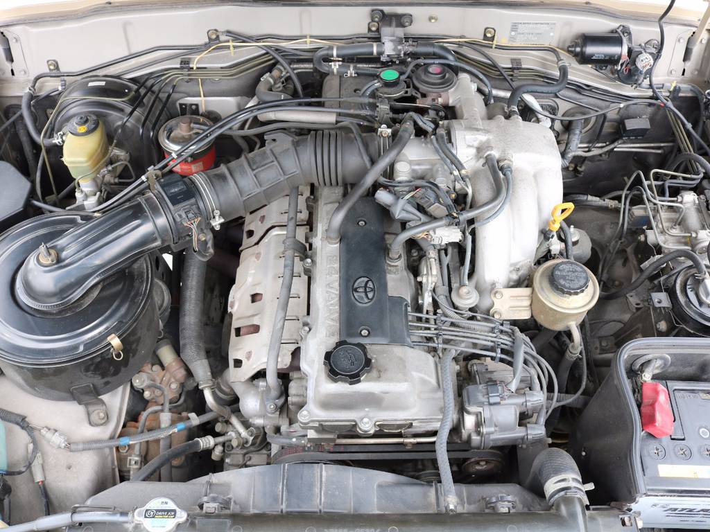 4500ccの直列６気筒のガソリンエンジンは215馬力を発生しトルクは38KGを3200回転で発揮します！！