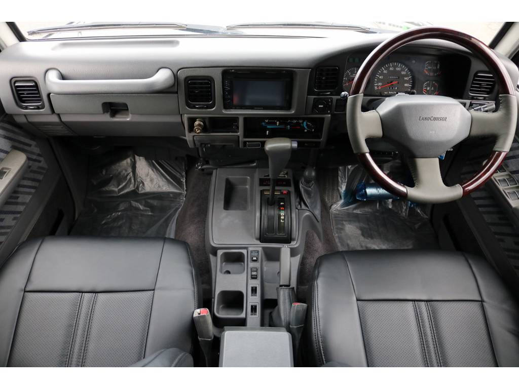 運転席廻り！目線も高く視界も良好です！