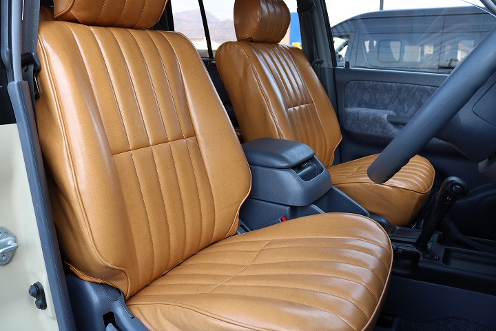 外装に合わせて内装も茶系シートカバーでおしゃれに決まってます！