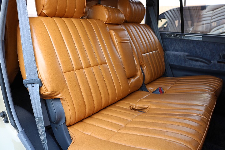 ２列目は３人掛け仕様！大人３人でもゆったりご使用頂けます！