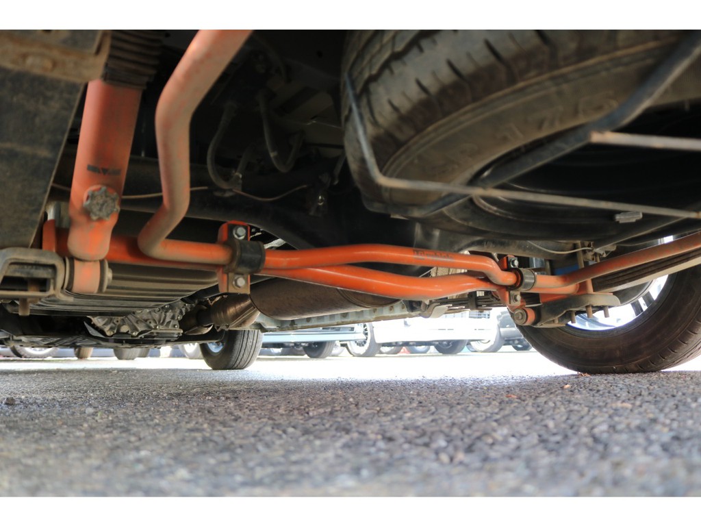 ＵＩ製のスタビライザーにショックアブソーバー装備と乗り心地にも拘っている仕様となっております！