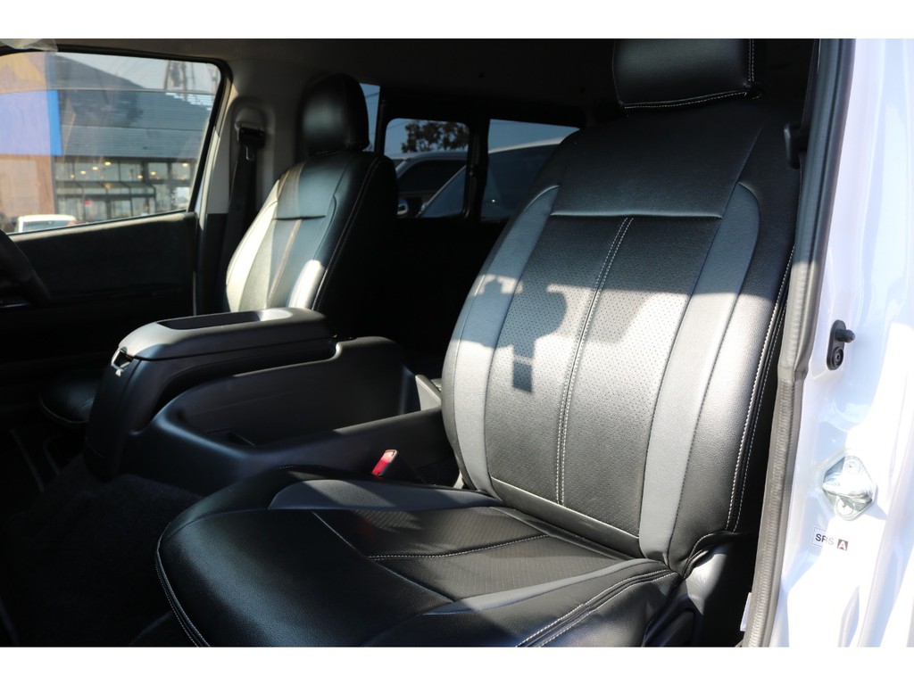 レザー調シートカバー装備済み！