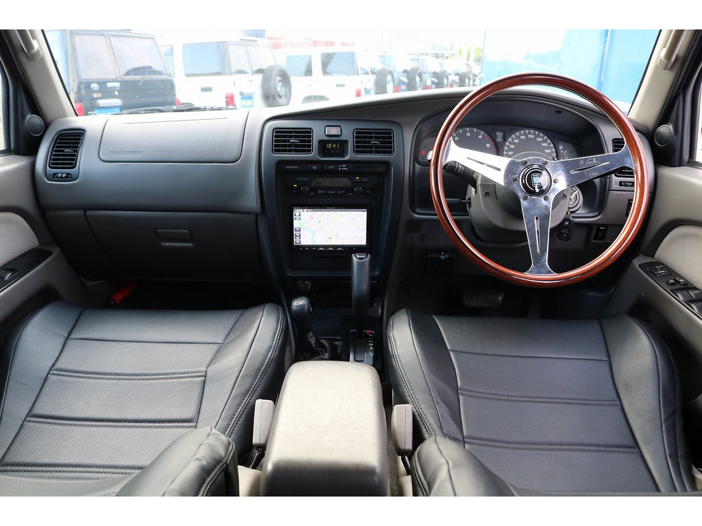 グレー内装の車内♪クラシックな内装で所有感を満足させてくれます♪是非、一度実際にご覧になってください♪