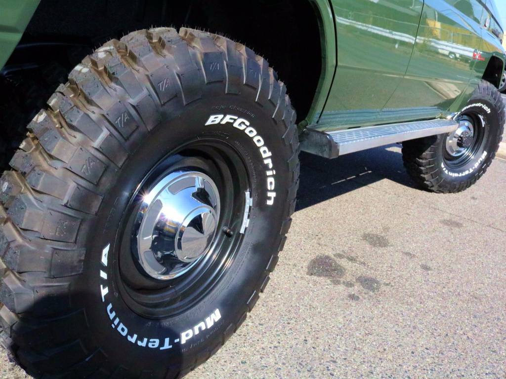 足元には輸出用１５インチスチール＆BFグッドリッチ33×12.5R15