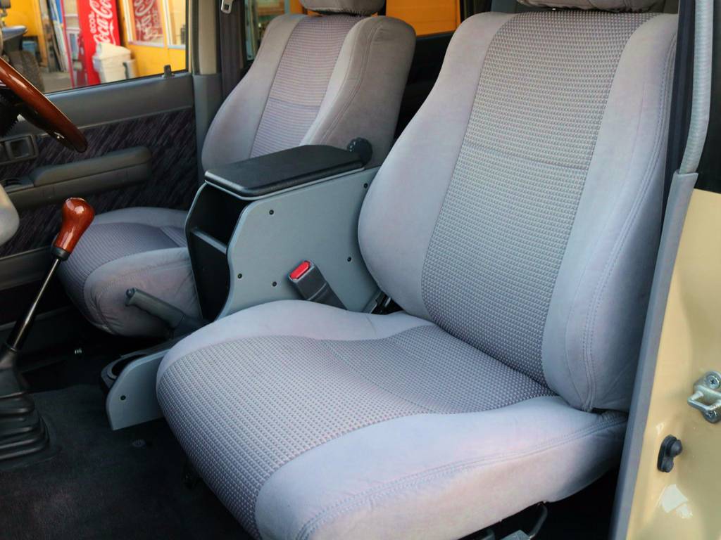 レザー調のシートカバーが主流ですがあえてのモケットタイプのシートカバー！