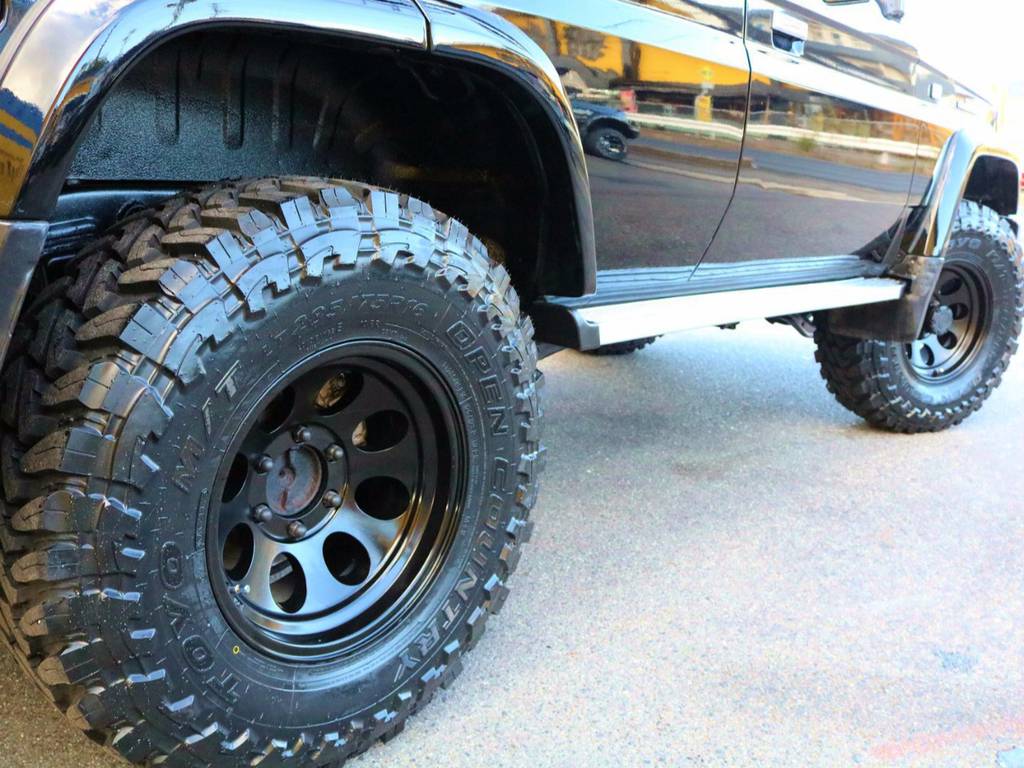 足元にはジムライン１６インチAW＆オープンカントリー285/75R16を新品でインストールしております！
