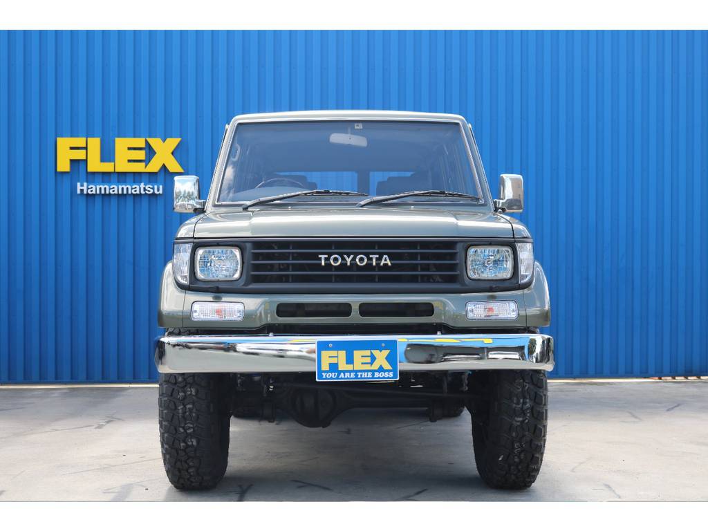 フロントグリルはブラックアウト。TOYOTAロゴはメッキで残しワンポイントとなっております！