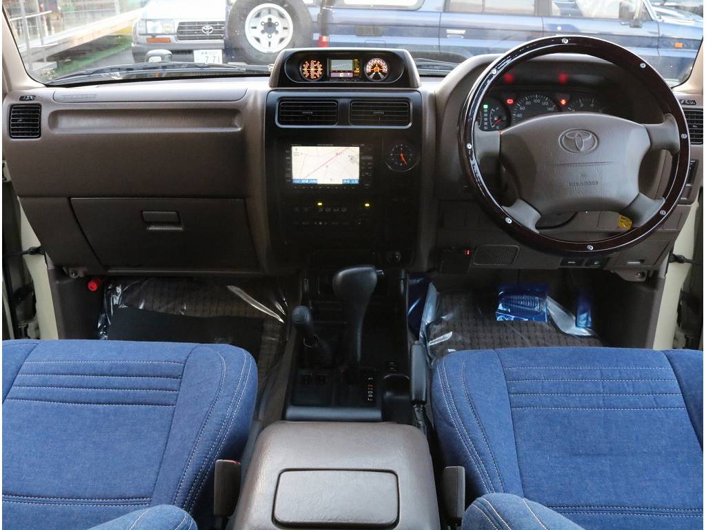 広々とした内装でゆったりとワイルドに運転が可能です♪内装の劣化も少なく、ルームクリーニング済ですので綺麗な綺麗です！！
