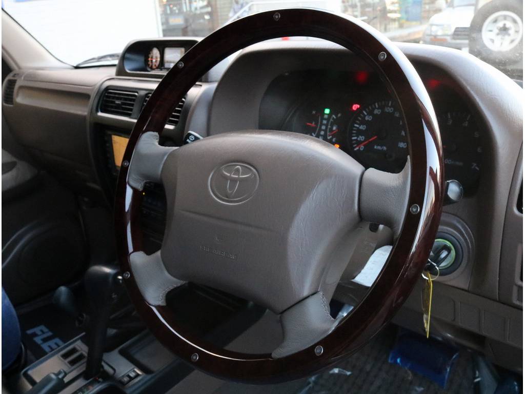 ウッドコンビハンドル換装済です。正にフル装備のお車となっております♪
