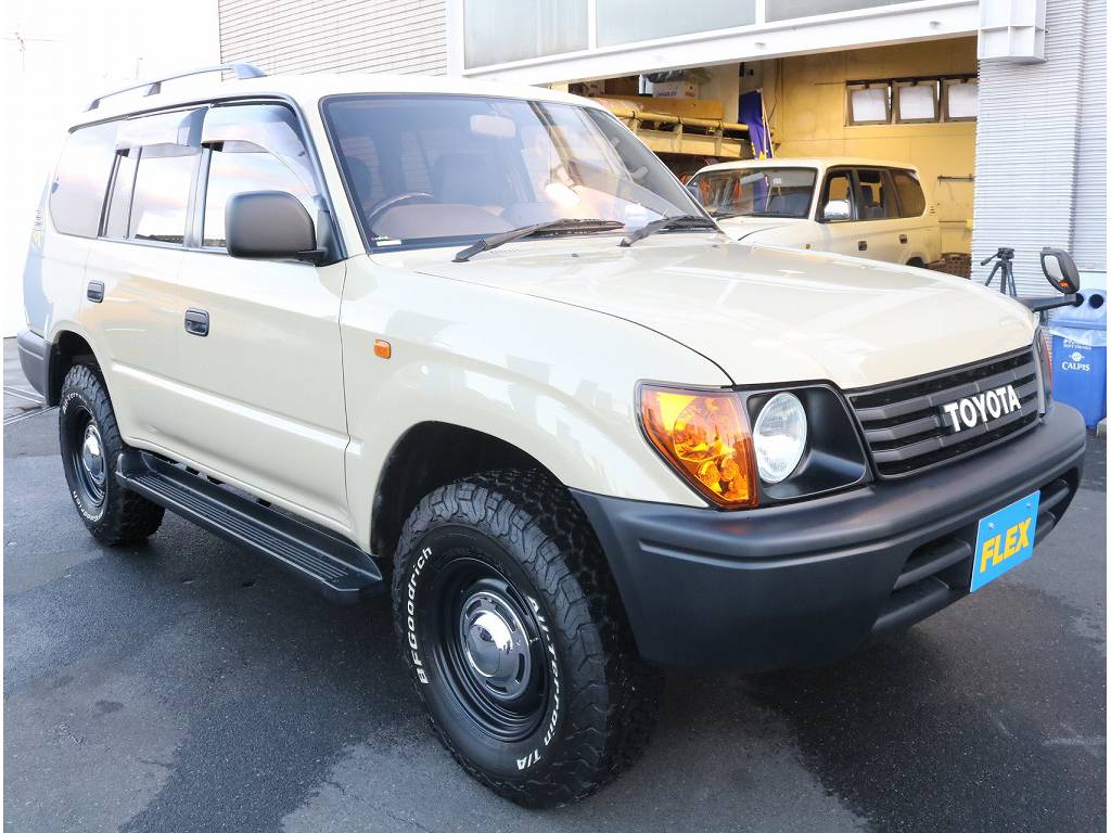 お洒落な丸目換装スタイルです。こちらのTOYOTAロゴグリルはフレックスオリジナルグリルでございます。