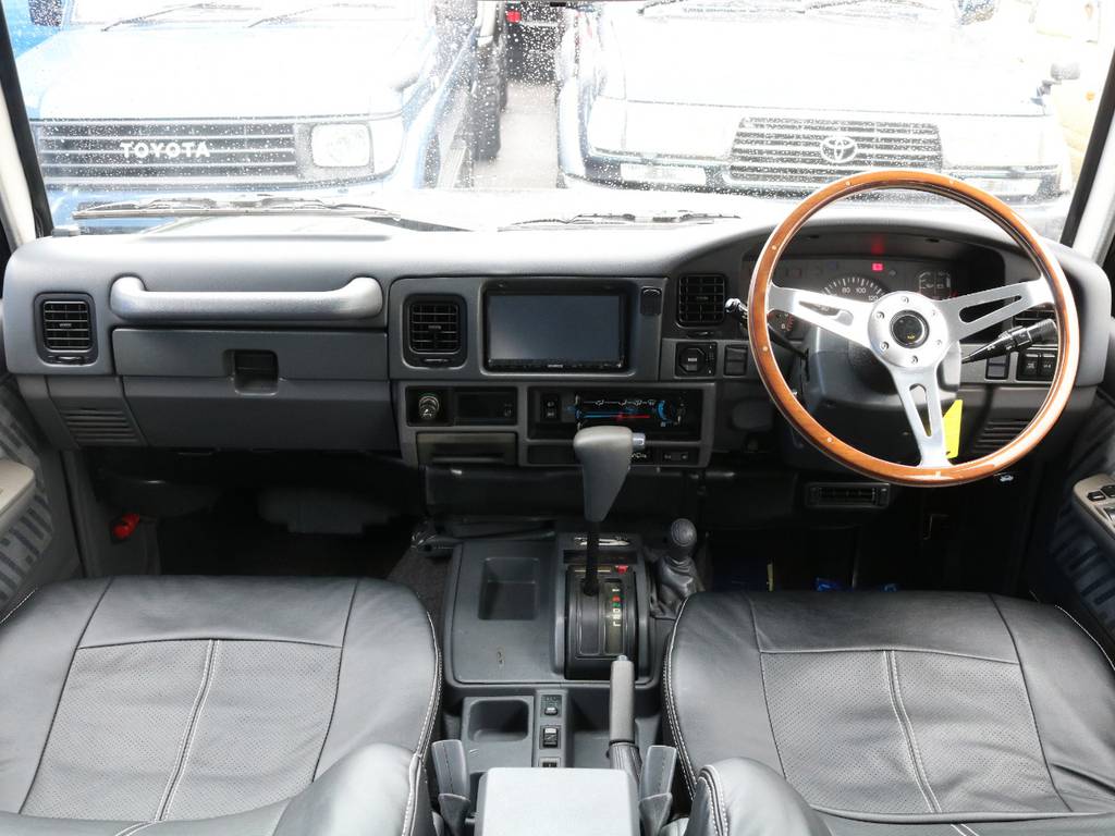 車内に乗り込むとまず目に止まるのがクラシックなウッドハンドル！心地良い空間へとご案内します。