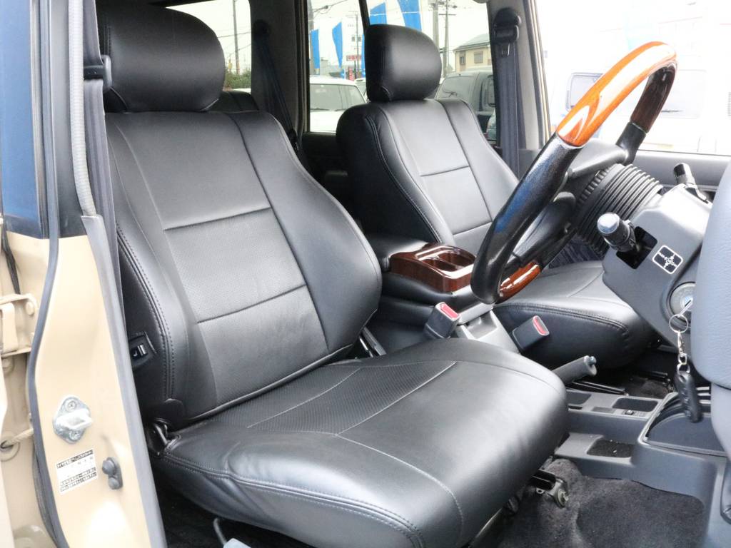 大柄なシートで運転席周りに無駄なものが殆どない空間はとっても広々です！！