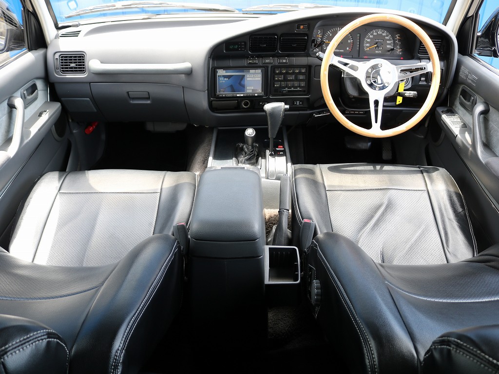 中期型のフロント周りは、グランドピアノをモチーフにしたと言われています♪内装のカスタムも承りますのでお気軽にスタッフまでご相談下さい！