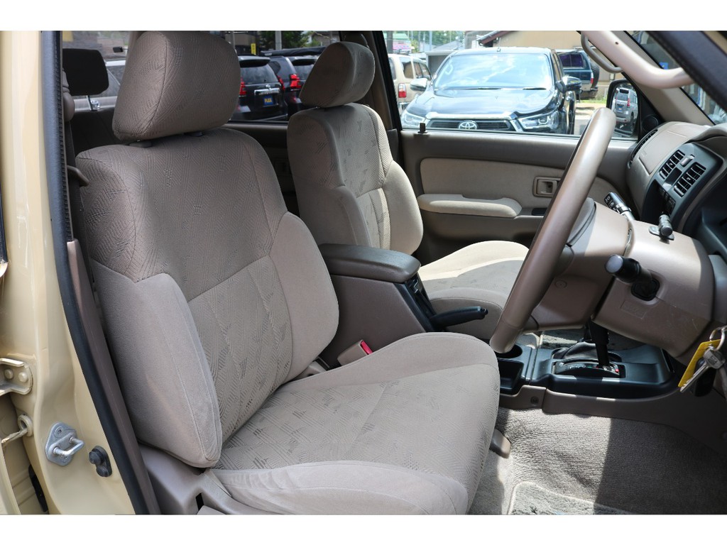 運転席はお車の中でも一番滞在時間が長くなる場所です。オーナー様のこだわりが詰まった特等席のサポートをさせて頂ければと思います。