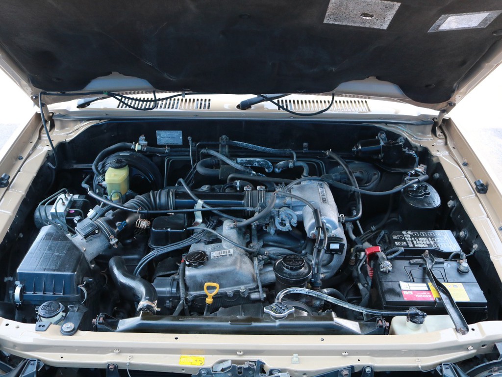 水冷直列4気筒　2700cc　ガソリンエンジンです。5ドアの95プラドと同じエンジンを積んでいますので、かなり早いです（笑）踏み込んだらスピードが出ますので、事故だけにはお気を付けください！