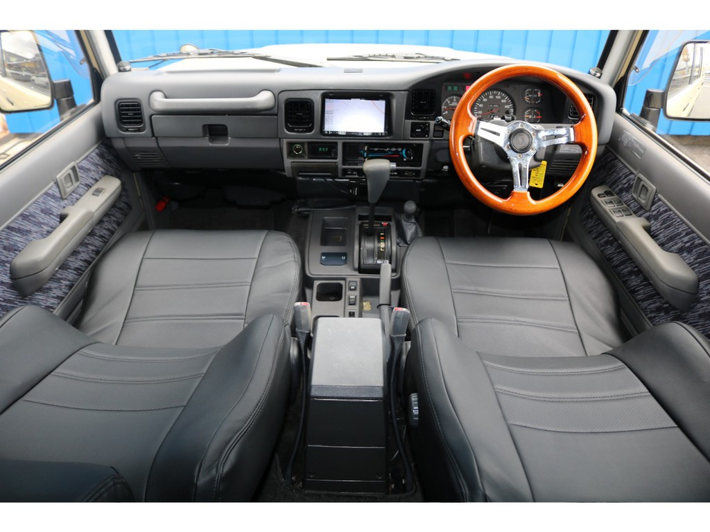 現代の車はオートエアコンや快適運転の為の補助ボタンがいっぱいあります。ですが、７８プラドは昔ながらの車内になりますので良い味を出していると思います！！