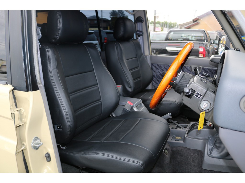 運転席はお車の中でも一番滞在時間が長くなる場所です。オーナー様のこだわりが詰まった特等席のサポートをさせて頂ければと思います。