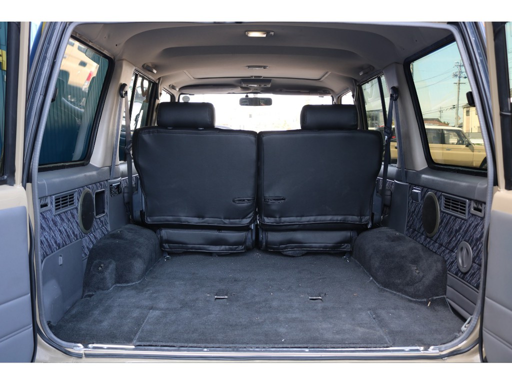 意外と広いラゲッジスペース。車内の高さが121ｃｍですので車中泊でも圧迫感を感じず、車内で座っても天井に頭が付くこともありません！