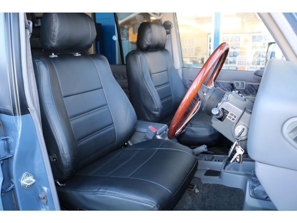 運転席はお車の中でも一番滞在時間が長くなる場所です。オーナー様のこだわりが詰まった特等席のサポートをさせて頂ければと思います。