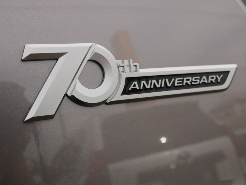 外装にも、70TH　ANNIVERSARYのエンブレムが付いています♪エンブレムがないと、特別感が出ませんので、必須ですね！！！