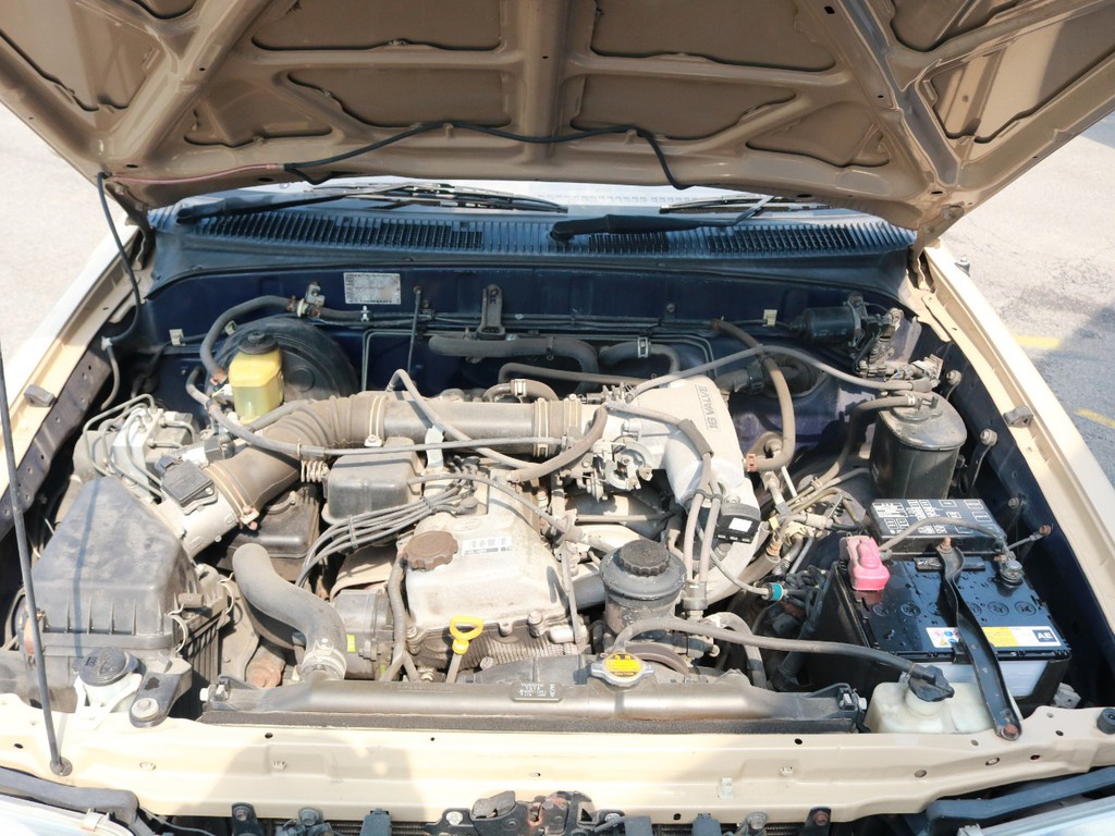 2700cc　ガソリンエンジンになります。毎年5月に自動車税の納税証明書が届きますが、約6万円になります！ランクルはビックエンジンになり、税金も高いので、維持はしやすいですよ～！
