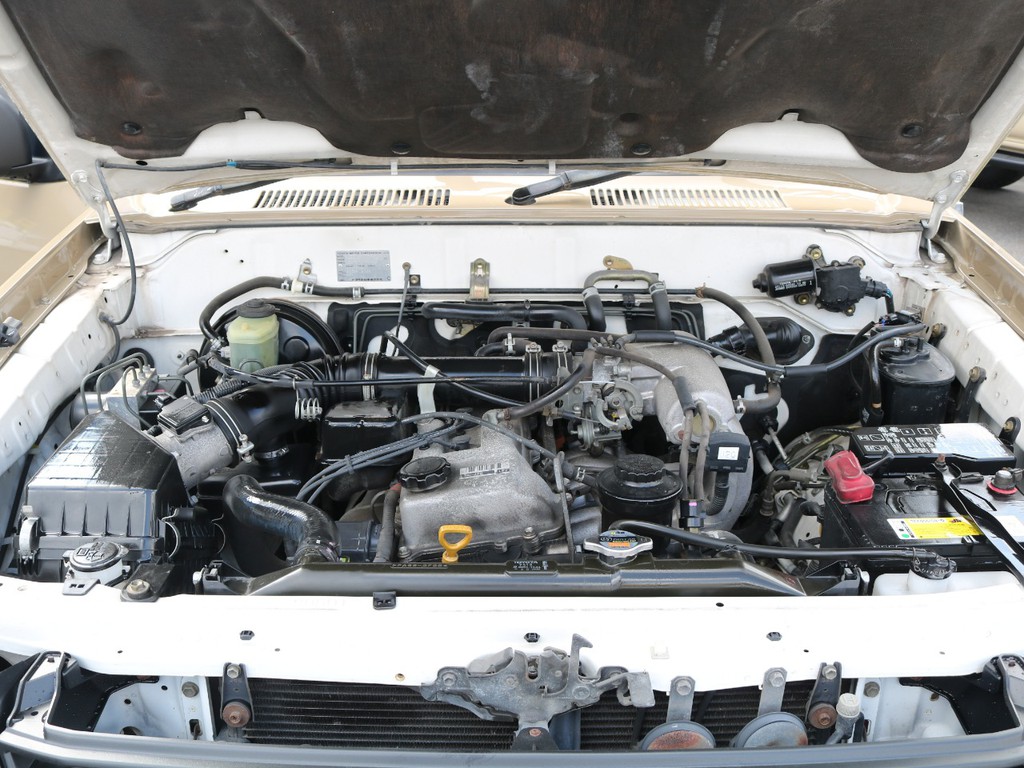 水冷直列4気筒　2700cc　ガソリンエンジンです。5ドアの95プラドと同じエンジンを積んでいますので、かなり早いです（笑）踏み込んだらスピードが出ますので、事故だけにはお気を付けください！