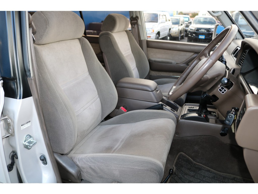 シートのへたりを感じさせない運転席。肌ざわりがとてもいいんです。