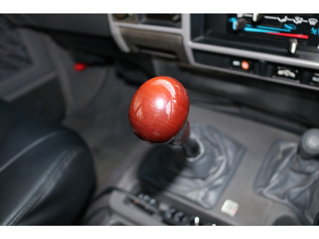 漢の５速MTになります！78プラドのMT車両はかなり台数が少ないので、お探しの方はゆっくり早く探すのをおすすめします！！