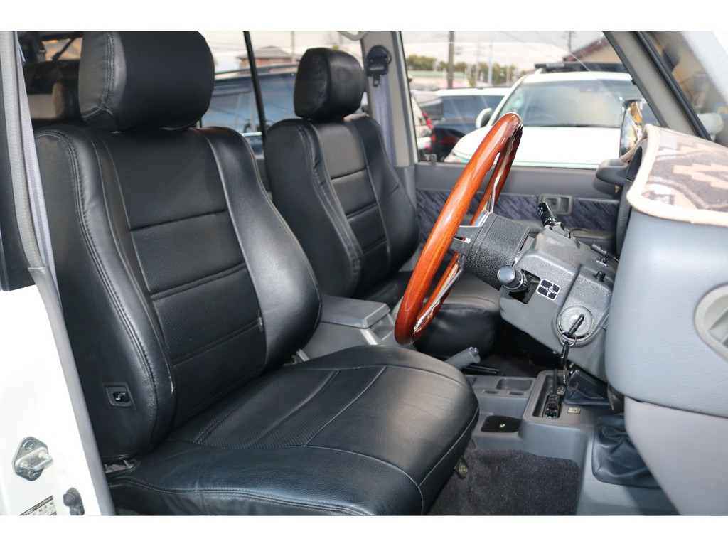 運転席はお車の中でも一番滞在時間が長くなる場所です。オーナー様のこだわりが詰まった特等席のサポートをさせて頂ければと思います。