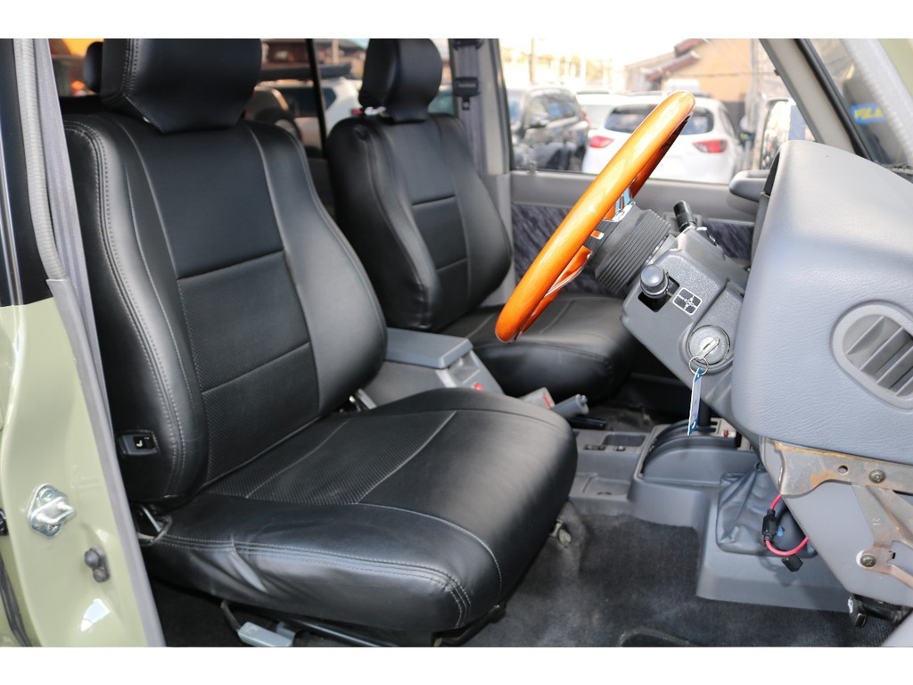 運転席はお車の中でも一番滞在時間が長くなる場所です。オーナー様のこだわりが詰まった特等席のサポートをさせて頂ければと思います。
