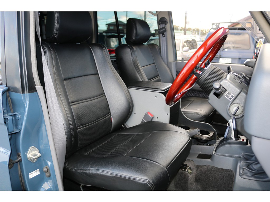 運転席はお車の中でも一番滞在時間が長くなる場所です。オーナー様のこだわりが詰まった特等席のサポートをさせて頂ければと思います。