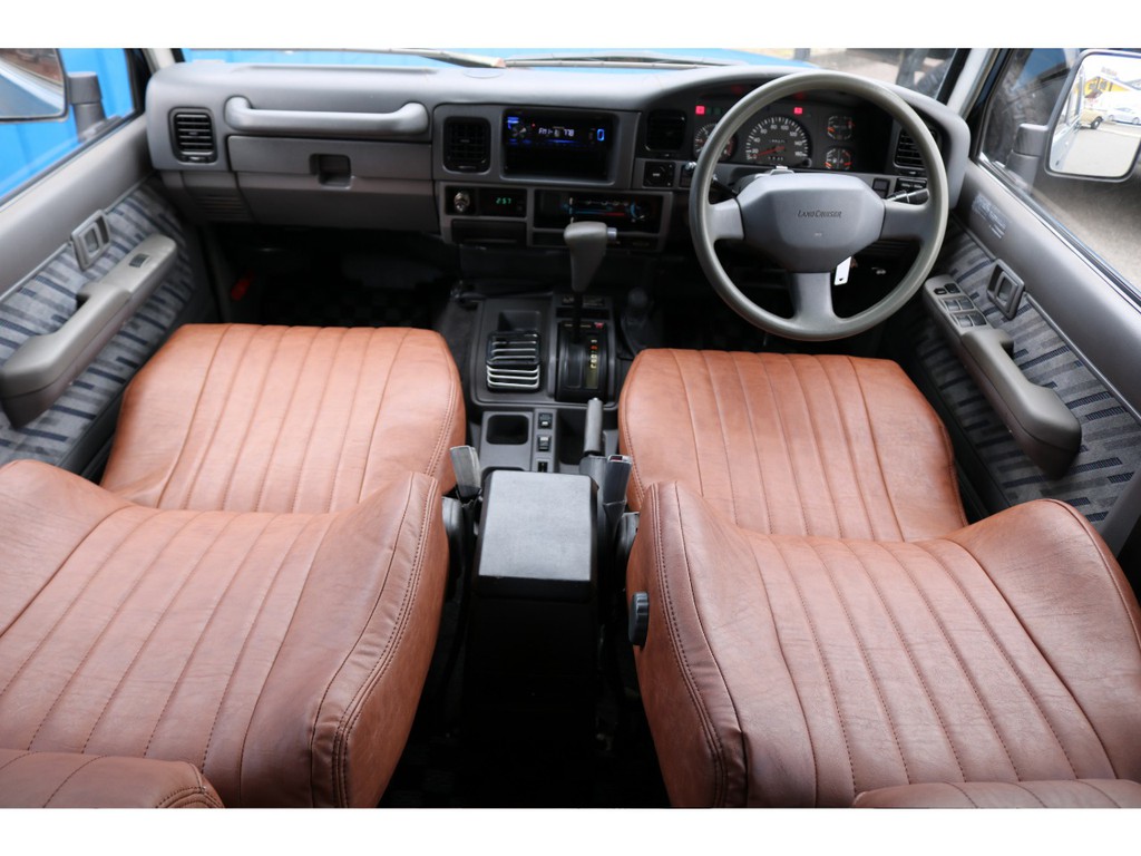 現代の車はオートエアコンや快適運転の為の補助ボタンがいっぱいあります。ですが、７８プラドは昔ながらの車内になりますので良い味を出していると思います！！