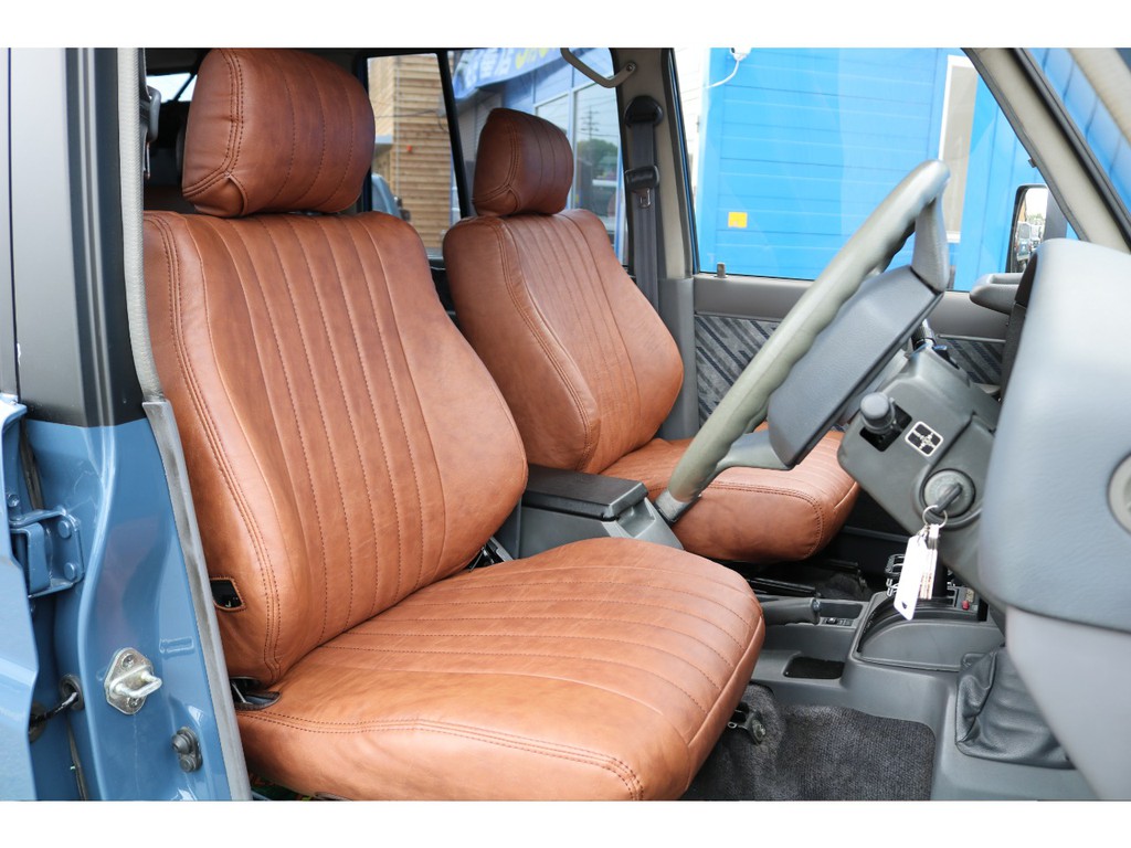 運転席はお車の中でも一番滞在時間が長くなる場所です。オーナー様のこだわりが詰まった特等席のサポートをさせて頂ければと思います。