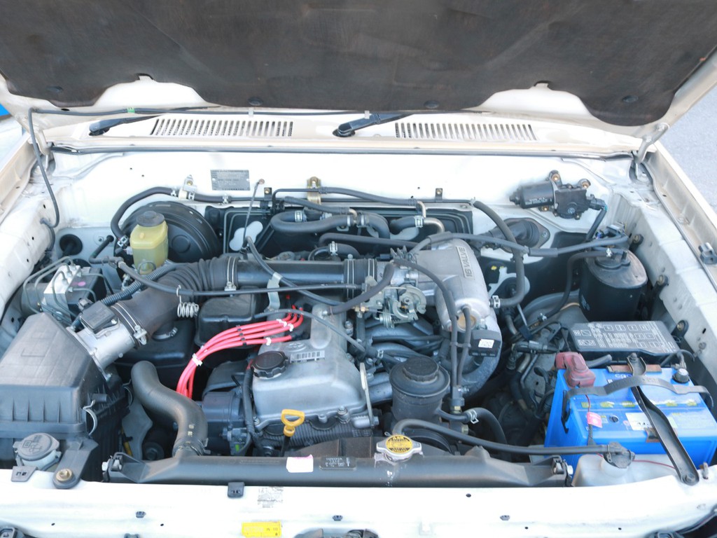 2700CC　ガソリンエンジン！外装はオシャレに丸目換装ですが、山奥での釣り、キャンプなど、荒れた道での走破性はぴか一です★