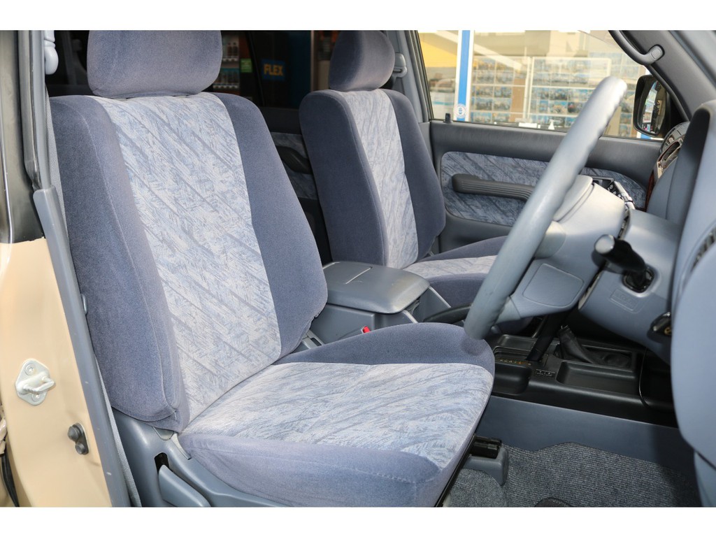 フロントシートは、車の中でも一番滞在時間が長くなるいわば、特別な場所。自分専用のカスタムをするのも良いですよね。RECAROのシートを入れたり・・・ｅｔｃ。考えるだけでテンションが上がります！