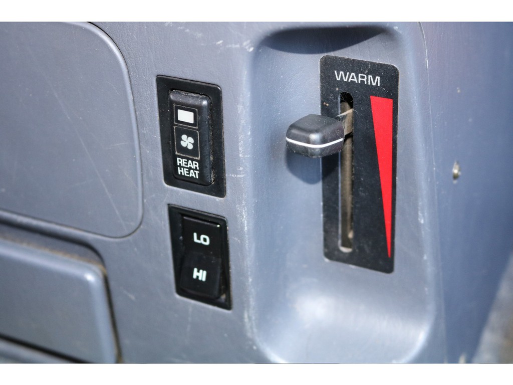 センターコンソールの下はエアコン操作が出来るスイッチがあります！！後部座席の人でも快適な車内空間をつくることが出来ます♪