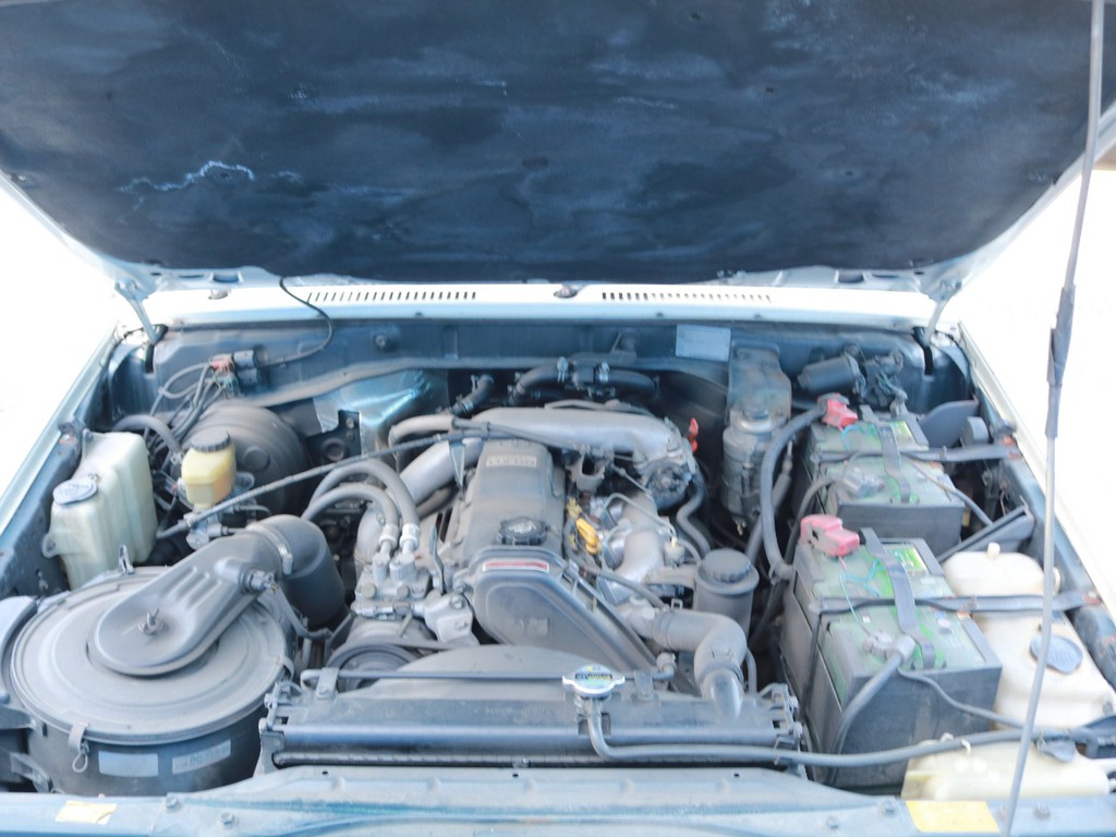 トヨタ　ディーゼルエンジンで信頼のある、1KZの3000CC　直列4気筒のディーゼルターボ車になりますので、力強く、高速運転でもさほど苦にならないと思います★