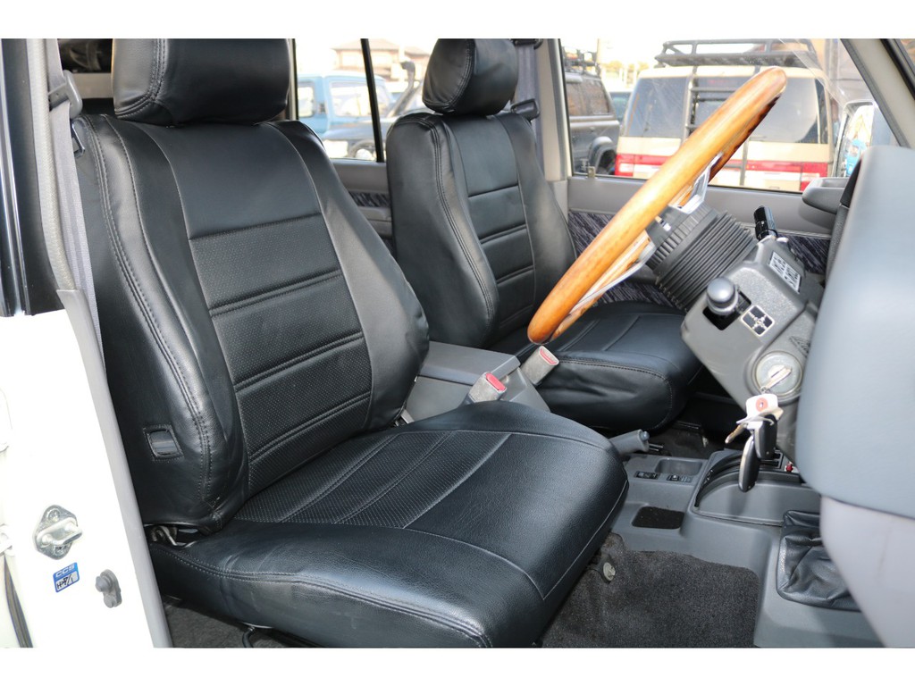 運転席はお車の中でも一番滞在時間が長くなる場所です。オーナー様のこだわりが詰まった特等席のサポートをさせて頂ければと思います。
