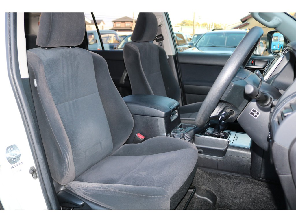 運転席はお車の中でも一番滞在時間が長くなる場所です。オーナー様のこだわりが詰まった特等席のサポートをさせて頂ければと思います。