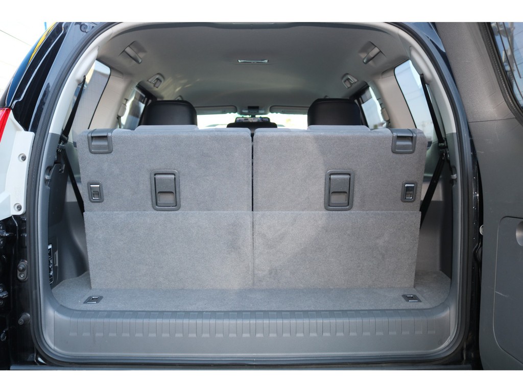 ７人乗り設定になりますので、サードシートを起こせば、一台で遠出も行けます！！荷物を積みたい時は、サードシートを倒して、大きい荷物を積むことも出来ます★