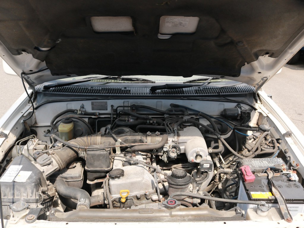 2700cc　ガソリンエンジンになります。毎年5月に自動車税の納税証明書が届きますが、約6万円になります！ランクルはビックエンジンになり、税金も高いので、維持はしやすいですよ～！