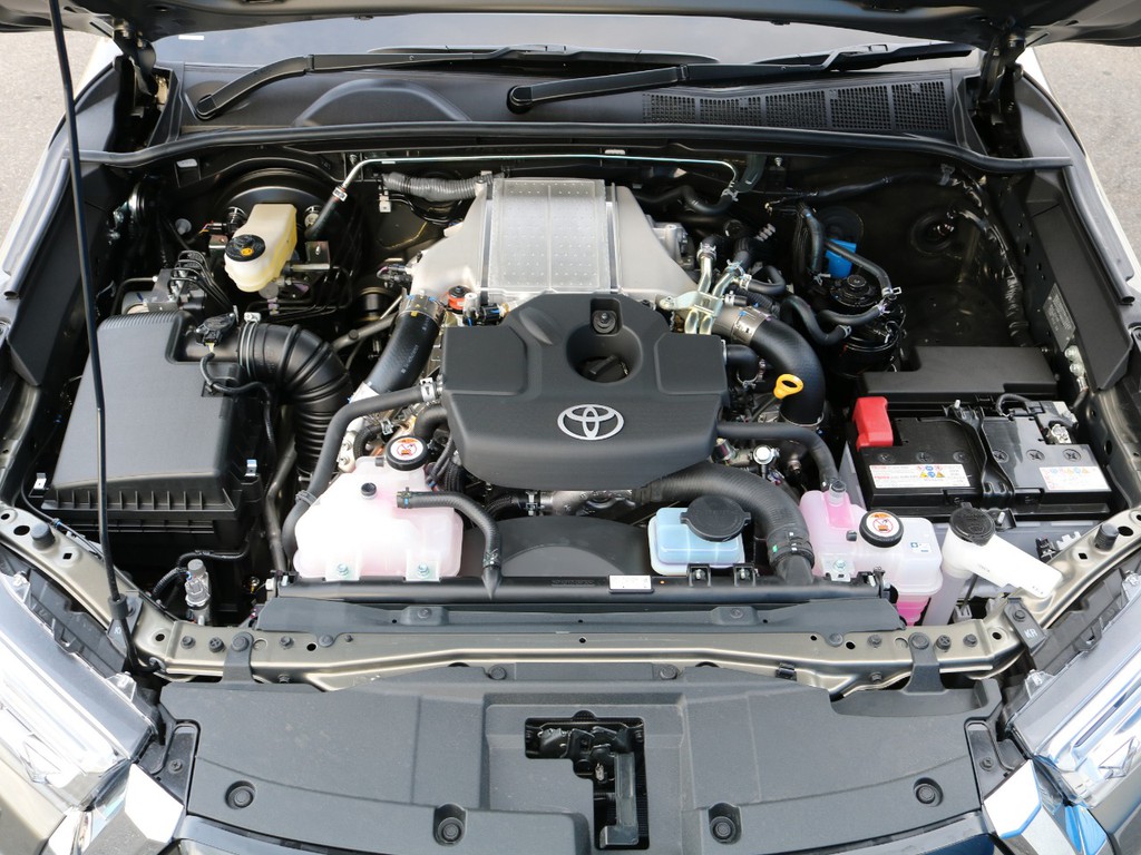 2GD　直列４気筒　2400CC　ディーゼルターボ車になりますので、高速道路での加速はアルファードなどのワンボックスカーに比べると、スムーズにいくと思います。