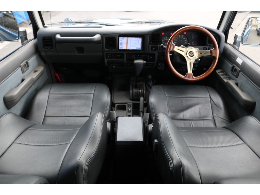 現代の車はオートエアコンや快適運転の為の補助ボタンがいっぱいあります。ですが、７８プラドは昔ながらの車内になりますので良い味を出していると思います！！