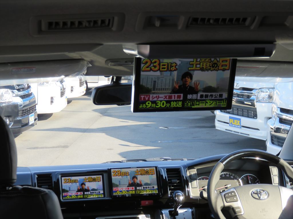 カロッツェリア製フリップダウンモニター装備済